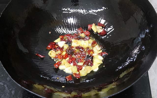 猪血怎么煮才嫩一点，教你用鲜猪血来煮猪血