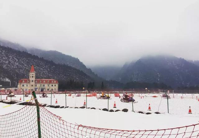成都冬天适合滑雪的地方，气温陡降至1成都市区有雪但铺不起来