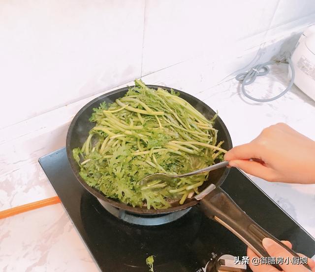 清炒茼蒿怎样做最好吃，3步教你秘制清炒茼蒿