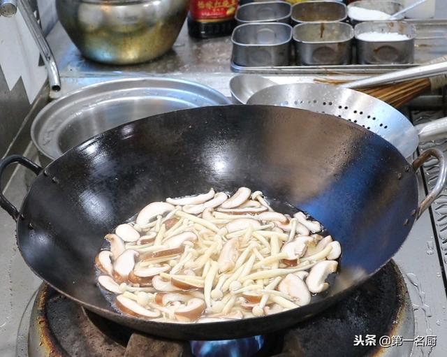 教你在家做素炒香菇做法简单，大厨教你做鲜菌炒香菇最好吃做法