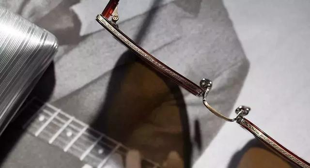 太阳镜怎么挑选，怎么选择适合自己的太阳镜（夏天开车阳光刺眼）