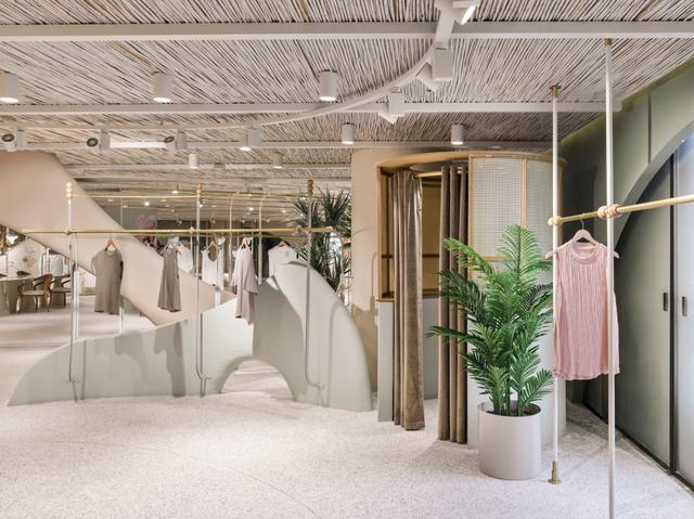 服装店春天陈列，服装店也是品牌展厅