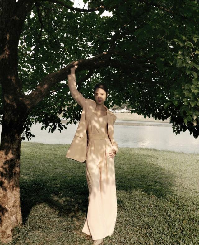 林心如曬宅家自拍，素顏懟臉自拍暴露皮膚狀態，女神真沒包袱 娛樂八卦吃瓜 第8张