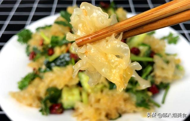 银耳怎样凉拌好吃，银耳怎么拌凉菜好吃