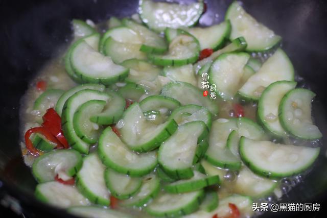 丝瓜怎么炒最好吃，炒丝瓜最正确的做法（保证丝瓜鲜嫩入味不出水）
