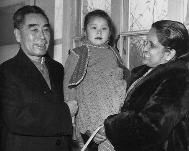 （她是世界首位女总理），（她是世界首位女总理（44岁当选史上第一位女总理）