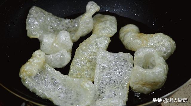 掌握好這些技巧，炸出來的豬皮蓬鬆，有人憑借著炸豬皮年收入百萬 熱愛美食 第22张