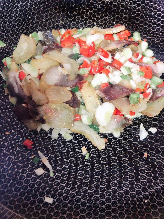 野藠头炒腊肉怎么炒好吃，咸香不腻的藠头炒咸肉