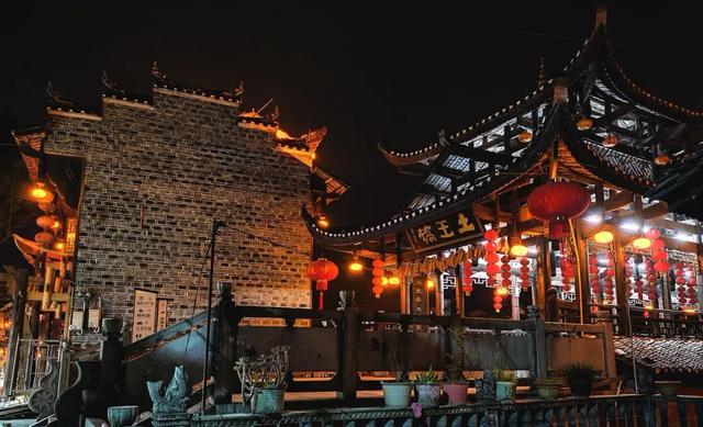 芙蓉古镇网红景区，邂逅吊脚楼，来碗米豆腐