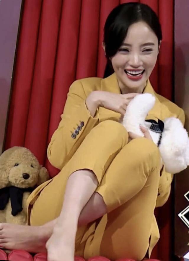 再深入一点你会得到莫大的快乐，我想让你笑一笑忘掉所有的烦恼