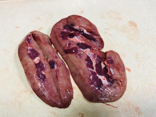 猪腰子怎么切腰花，怎么切猪腰花和做腰花汤（味道不输餐馆大厨）