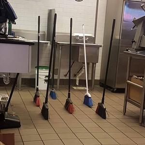 哈利波特为什么要骑着扫把，全世界都在立扫把