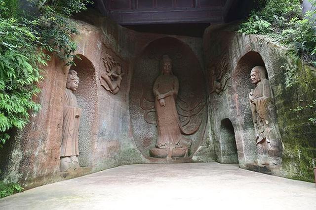 乐山大佛上还有一个卧佛，全国最大的坐佛