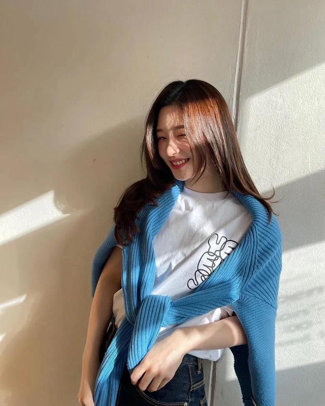 什么发色显白又不容易被发现，上了年纪的女人别乱染颜色