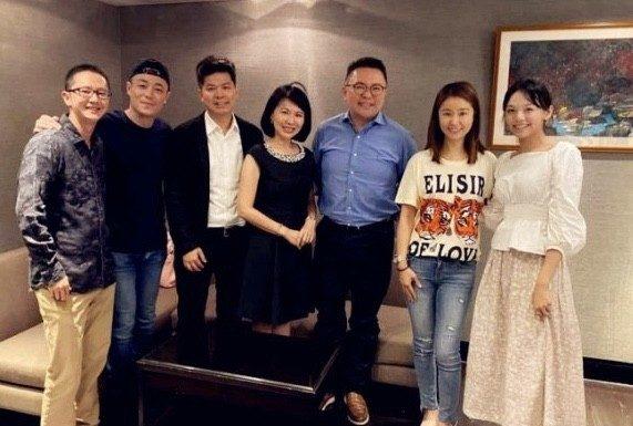 林心如夫婦和友人聚會，霍建華婚後常戴棒球帽，結婚4年感情依舊 娛樂八卦吃瓜 第3张
