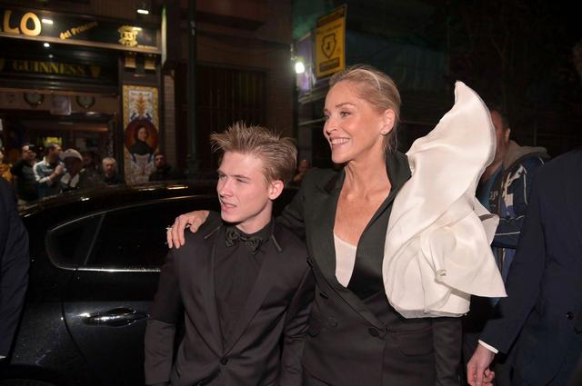 莎朗斯通小鲜肉，61岁莎朗.斯通再现本能造型