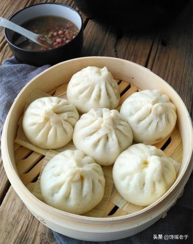 一个大熟包子有几克呀，一两包子有3个明明不止50克