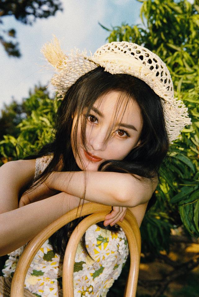 趙麗穎時尚大片曝光：穿花朵連體衣化身精靈女孩，減齡十足哪像32 娛樂八卦吃瓜 第6张