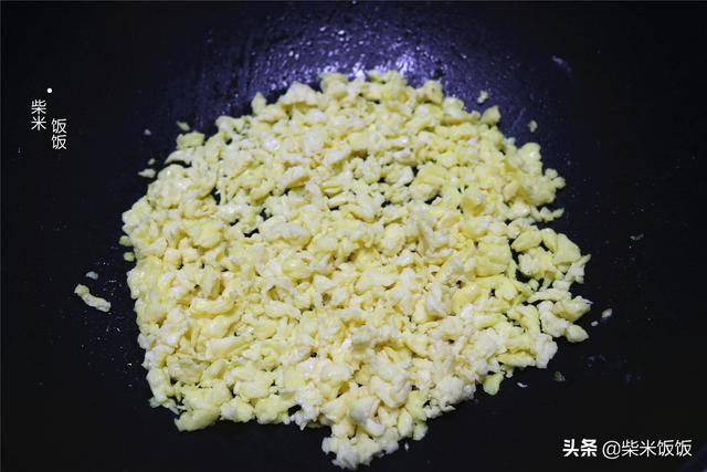 韭菜盒子制作方法，韭菜盒子怎么做出来又软又香（北疆食堂丨兵哥哥教你做韭菜盒子）