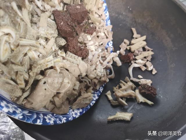 羊杂汤怎么做好吃，羊杂汤怎么调制才好吃（切记不要直接煮）