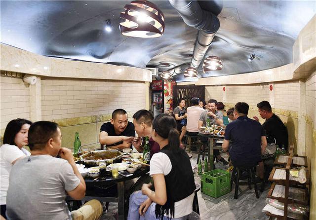 重庆火锅的来历，重庆火锅的历史与故事（重庆火锅能火靠的不是“发源地”）