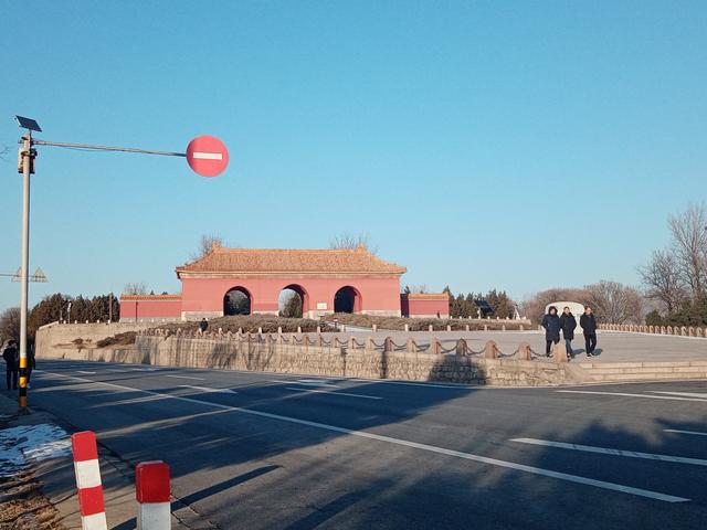 明十三陵在哪里，北京明十三陵指的是哪两座陵墓（明十三陵在哪里）