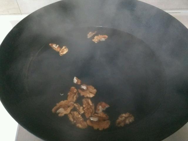 凉拌菠菜花生米，花生米和菠菜怎样凉拌好吃（教你做成夏季开胃凉拌菜）