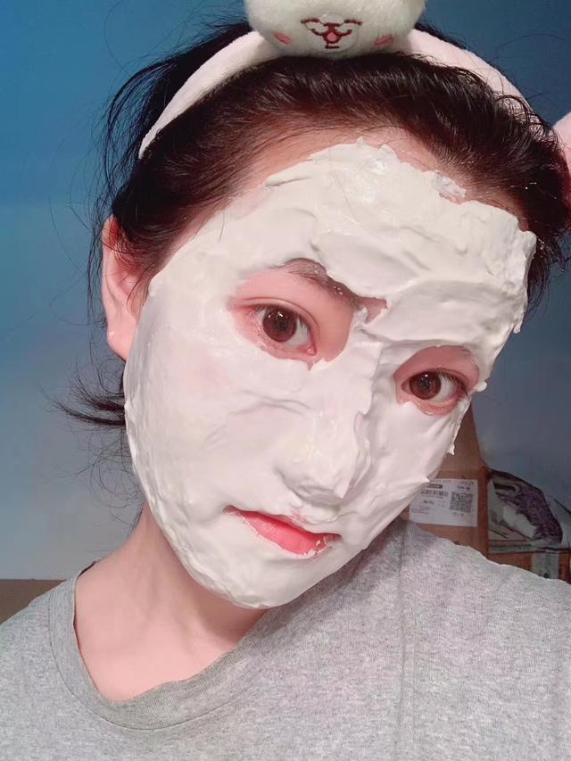 敷面膜有刺痛感，敷面膜有刺痛感是怎么回事（刚敷面膜有疼痛感是因为皮肤过度缺水）