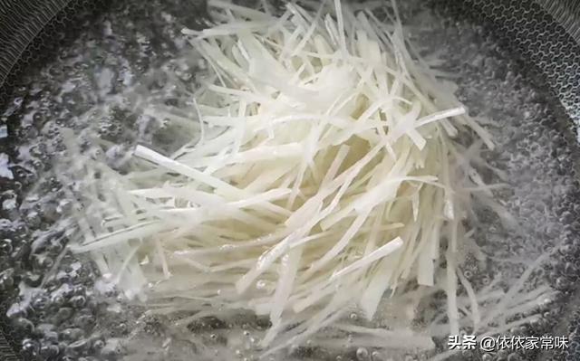 青椒土豆丝怎么炒好吃又脆嫩，饭店的土豆丝为啥炒的那么好吃