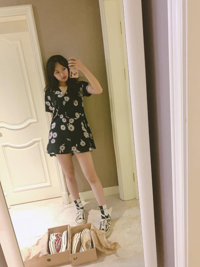 程瀟曬初夏清爽照：穿藍色襯衫搭破洞牛仔褲，時尚減齡又顯瘦 娛樂八卦吃瓜 第4张