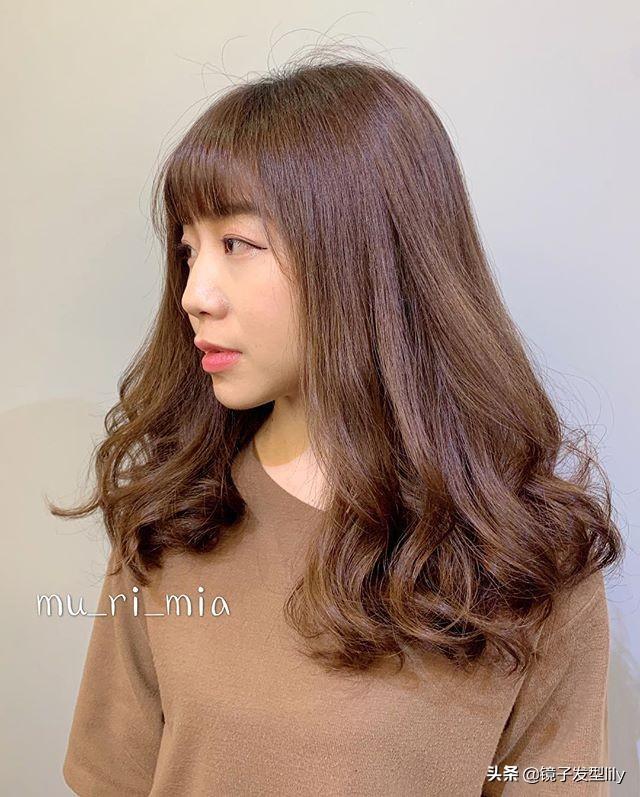 女生纹理烫发型，好看的烫头发型中长发