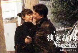 朱时茂春晚最新消息，与旗袍美女饮酒红光满面