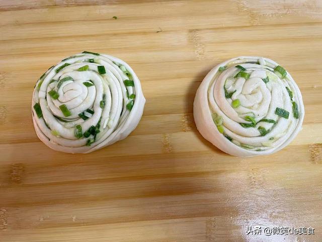 千层葱油饼怎么做又软又好吃窍门，用这个方法做千层油饼太香了