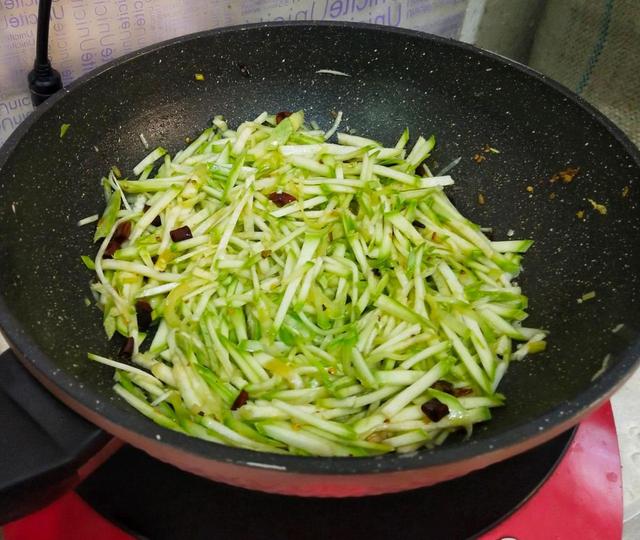 蚝油西葫芦炒鸡蛋怎么做，西葫芦炒鸡蛋鲜美可口