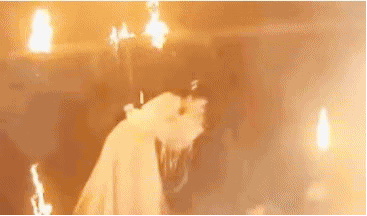 如今的刘亦菲依旧风采迷人，不管正面看还是背后看