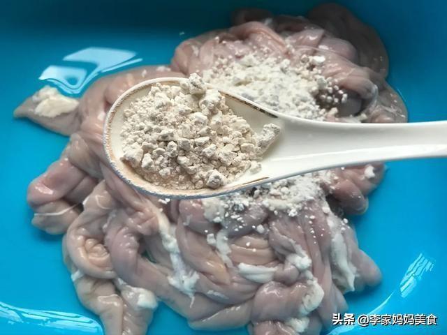 猪小肠怎么洗才干净，处理过的猪小肠怎么洗不臭（清洗猪小肠时，加醋加碱都错了）