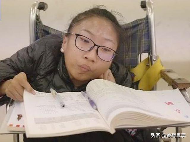 云南烧伤女孩考入大学，火中救弟烧伤9成“浴火女孩”588分将上大学