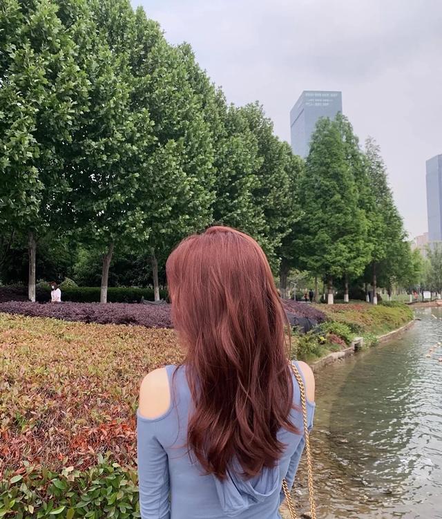 肤色暗黄的人适合染奶茶色发色吗，这5款让黄皮相见恨晚的发色