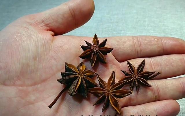 清炖鸡汤放什么材料，清炖鸡汤里面都要放什么（炖鸡汤要牢记“3放3不放”）