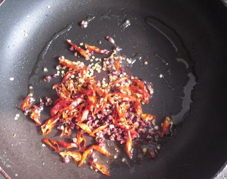 麻辣花生做法大全，拌面炸好裹上料粉