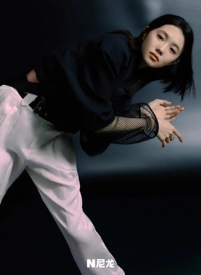 李宇春女装图片，李宇春穿搭卫衣（时尚大片红黑榜）