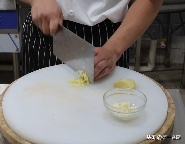 辣椒酿肉的做法，青椒酿肉的步骤（好吃下饭的尖椒酿肉几分钟就学到手）