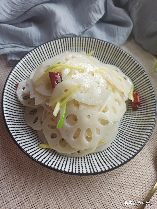凉拌莲藕怎样又白又脆，凉拌藕片怎么做才会又脆又白（藕洁白脆嫩不发黑）