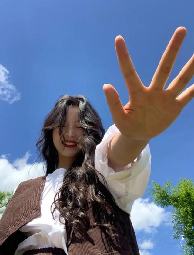 中长齐刘海卷发，章若楠卷发齐刘海