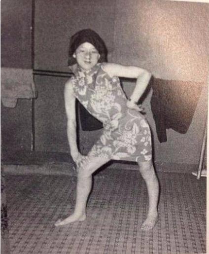 成龙现在多少岁，成龙从年轻到现在（成龙1岁到40岁罕见照）