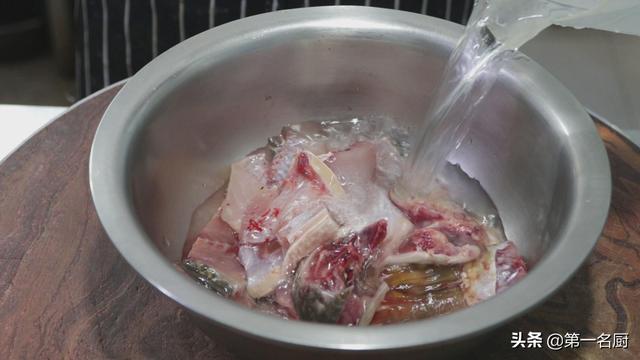鲤鱼怎么做好吃又简单，鲤鱼怎样做才好吃又简单（鲤鱼好吃有诀窍）