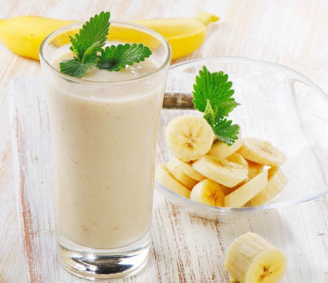 奶茶店草莓奶昔做法，盛夏的绝佳饮品香蕉奶昔