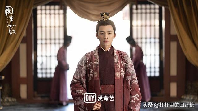 一生一世任嘉伦白鹿合照红底，任嘉伦帅气白鹿靓丽