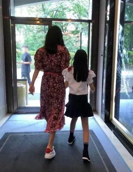 金喜善为女儿扮学生，冻龄女神 金喜善