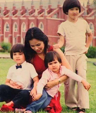 59岁韦唯现身模样大变，韦唯20年情路坎坷